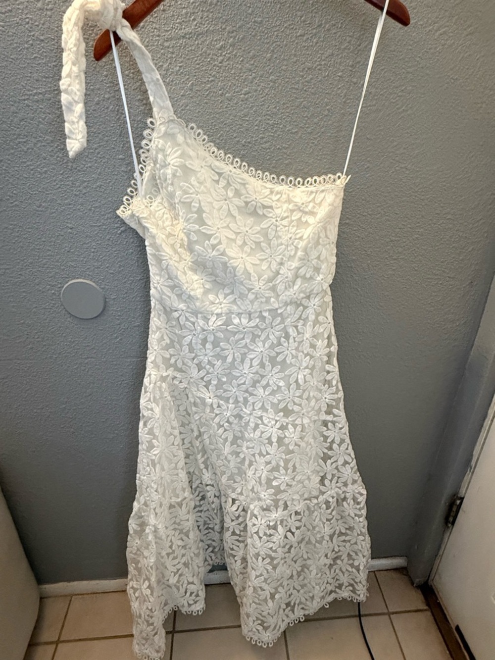 Lost + Wander One-Shoulder White Floral Lace Midi Dress - Picture 2 of 4